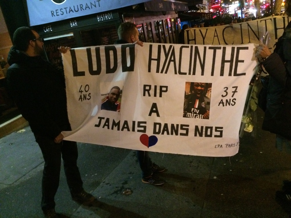 La banderole en hommage à Yacinthe et Ludovic